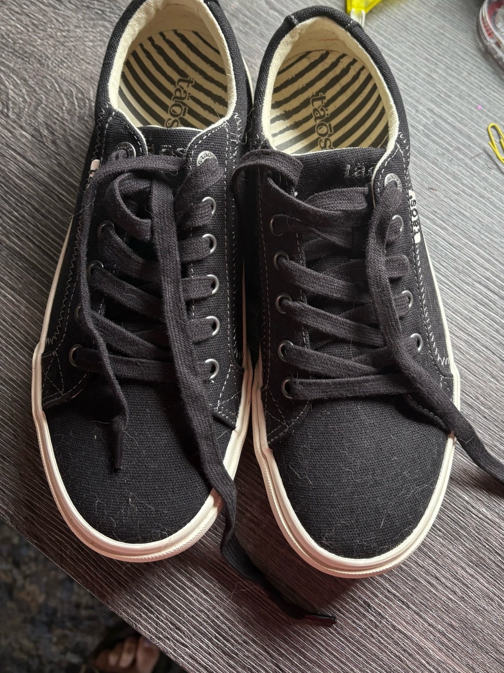 Taos Women Plim Sooul Black Sneakers 9M
